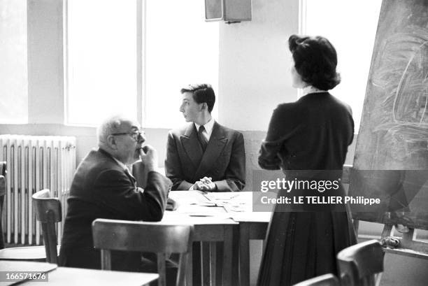 High School Diploma. France, le 10 juin 1956, portrait d'élèves et de professeurs lors des épreuves du Baccalauréat. Un examinateur assis devant une...