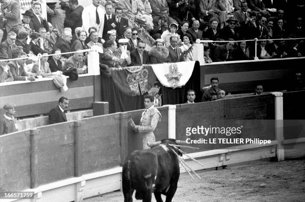 Preparation, Wedding And Honeymoon Of Grace Kelly And Rainier Iii Of Monaco. Palma- Mai 1956- Dans les arènes, lors d'une corrida, le Prince Rainer...