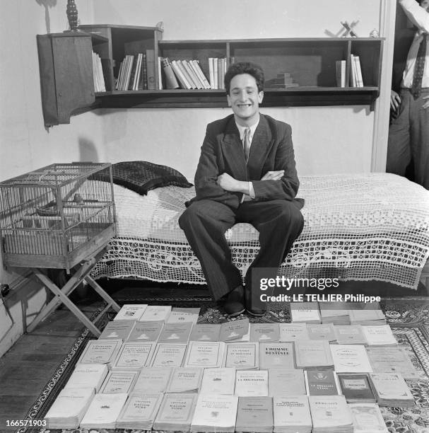 The Prize Of The General Contest In La Sorbonne. Paris - juin 1953 - A l'occasion de la remise des prix aux lauréats du concours général : portrait...