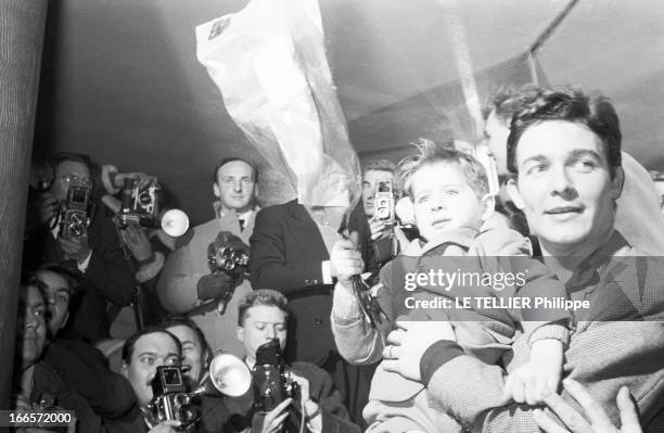 Jacques Charrier. Paris, Janvier 1960. Jacques CHARRIER fête la naissance de son fils Nicolas. Il reçoit journalistes et photographes au Royal Passy....