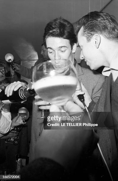 Jacques Charrier. Paris, Janvier 1960. Jacques CHARRIER fête la naissance de son fils Nicolas. Il reçoit journalistes et photographes au Royal Passy....