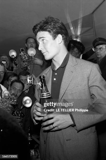 Jacques Charrier. Paris, Janvier 1960. Jacques CHARRIER fête la naissance de son fils Nicolas. Il reçoit journalistes et photographes au Royal Passy....