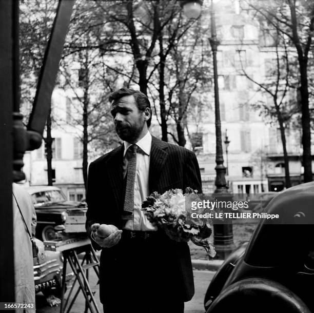 Rendezvous With Yves Montand. Paris- Octobre 1956- Près de chez lui, Yves MONTAND, chanteur et acteur français, d'origine italienne, barbu pour...
