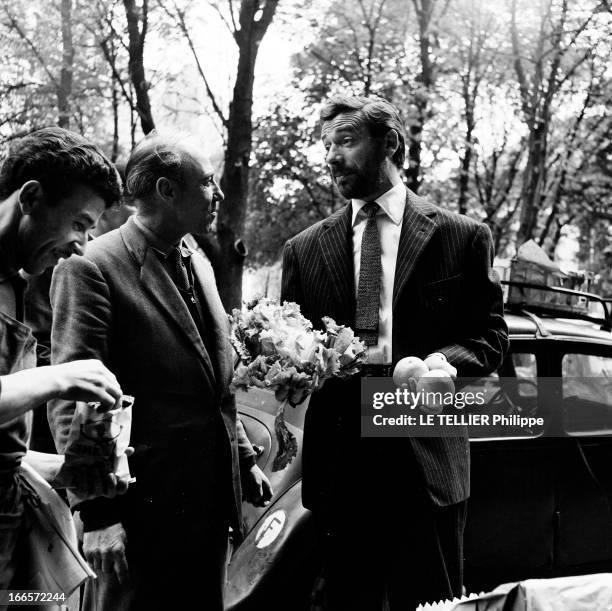 Rendezvous With Yves Montand. Paris- Octobre 1956- Près de chez lui, Yves MONTAND, chanteur et acteur français, d'origine italienne, barbu pour...