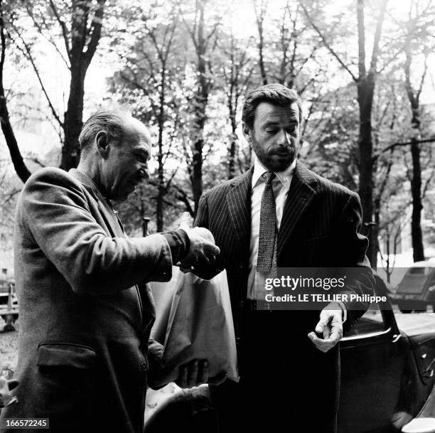 Rendezvous With Yves Montand. Paris- Octobre 1956- Près de chez lui, Yves MONTAND, chanteur et acteur français, d'origine italienne, barbu pour...