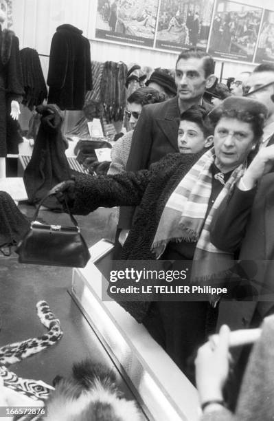 Russians At The Fair Of Lyon. Lyon, avril 1956, la foire de Lyon ourve ses portes à l'URSS : l'industrie automobile, l'art de vivre, la construction,...