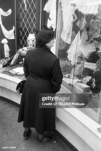 Russians At The Fair Of Lyon. Lyon, avril 1956, la foire de Lyon ourve ses portes à l'URSS : l'industrie automobile, l'art de vivre, la construction,...