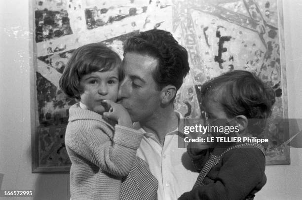 Francois Regis Bastide, Femina Prize 1956. France, le 26 novembre 1956, portrait de François-Régis BASTIDE, chez lui, en famille. Le prix Fémina lui...