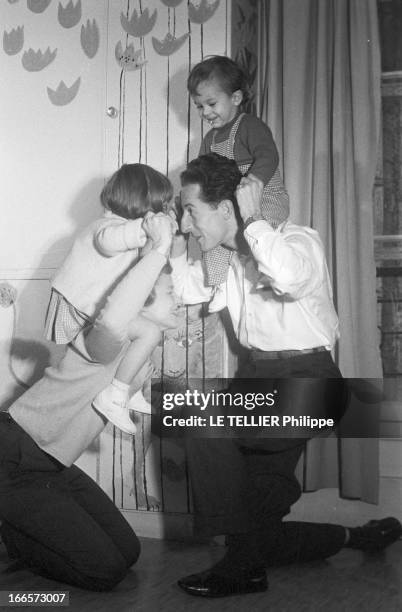 Francois Regis Bastide, Femina Prize 1956. France, le 26 novembre 1956, portrait de François-Régis BASTIDE, chez lui, en famille. Le prix Fémina lui...