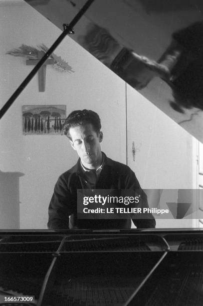 Francois Regis Bastide, Femina Prize 1956. France, le 26 novembre 1956, portrait de François-Régis BASTIDE, chez lui, en famille. Le prix Fémina lui...