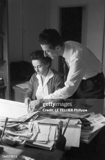 Francois Regis Bastide, Femina Prize 1956. France, le 26 novembre 1956, portrait de François-Régis BASTIDE, chez lui, en famille. Le prix Fémina lui...