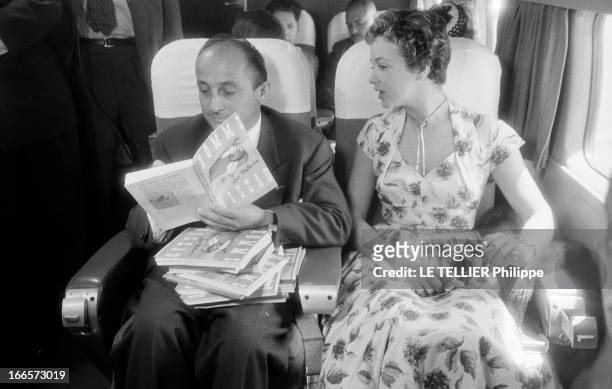 Leo Valentine, The Human Bird. En 1954, portrait du parachutiste Léo VALENTIN, alias L'HOMME OISEAU, assis dans un avion, dédicaçant son livre...