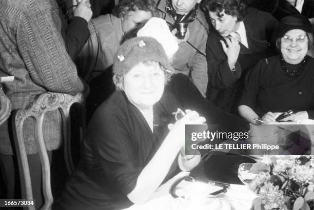 Francois Regis Bastide, Femina Prize 1956. France, le 26 novembre 1956, portrait de François-Régis BASTIDE, chez lui, en famille. Le prix Fémina lui...