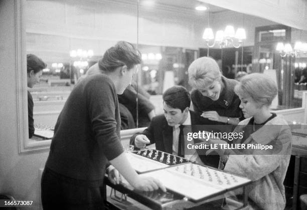 Twin Sisters Alice And Ellen Kessler In Rome. Rome, le 19 janvier 1961, portrait des deux soeurs KESSLER, Ellen et Alice, danseuses au Lido, lors de...