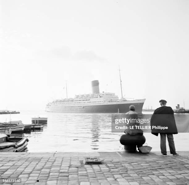 Repatriation Of Wounded From Indochina On Liner 'Pasteur'. 1954, les soldats français blessés en Indochine sont rapatriés sur le paquebot 'Pasteur'....