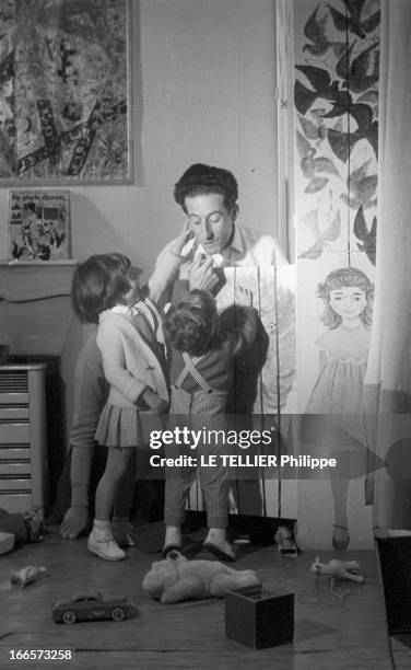 Francois Regis Bastide, Femina Prize 1956. France, le 26 novembre 1956, portrait de François-Régis BASTIDE, chez lui, en famille. Le prix Fémina lui...