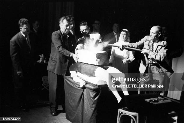 Festival Of Magic. Paris - 4 juin 1955 - Sur la scène de l'Olympia, lors d'un numéro à l'occasion du Festival de la magie, le fakir Yvon YVA le torse...