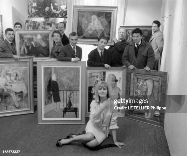 Eve 1961. En France, exposition de tableaux de peinture, intitulée 'eve 1961', rassemblant dix peintres ayant peint le même modèle féminin : les...