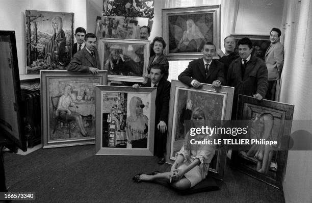 Eve 1961. En France, exposition de tableaux de peinture, intitulée 'eve 1961', rassemblant dix peintres ayant peint le même modèle féminin : les...