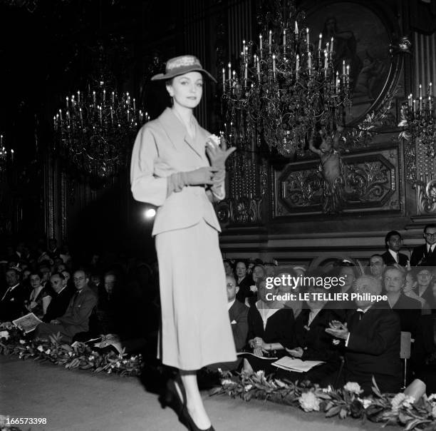 Couturier Christian Dior Presents His New Collection In Lyon. Lyon, France, mai 1953 - Christian DIOR a présenté les cent modèles de sa collection...