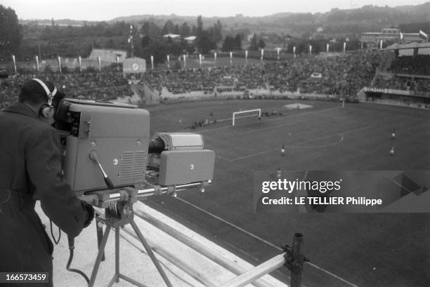 Soccer World Cup 1954 In Switzerland. Lausanne, Suisse, 16 juin 1954 --- La transmission en direct des matches de la Coupe du Monde de football 1954,...