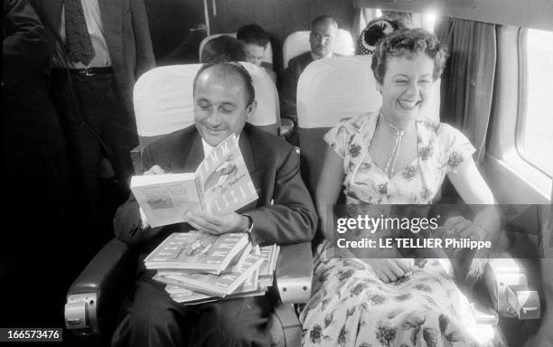 Leo Valentine, The Human Bird. En 1954, portrait du parachutiste Léo VALENTIN, alias L'HOMME OISEAU, assis dans un avion, dédicaçant son livre...