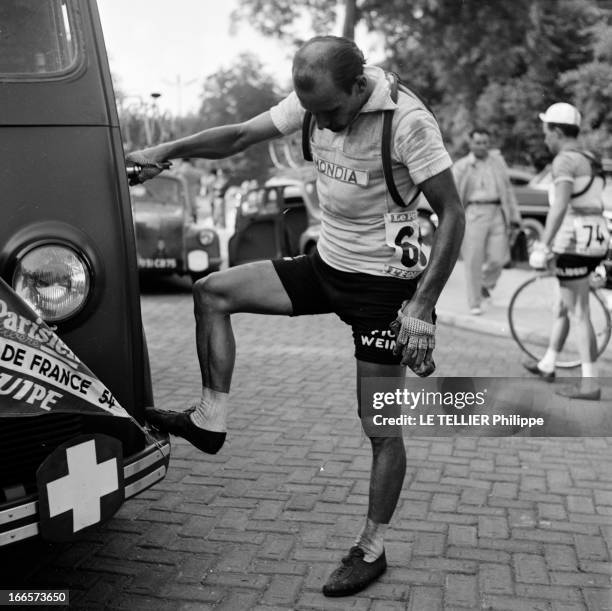 Tour De France 1954. En juillet 1954, lors des premières étapes du 41ème Tour de France, portrait d'un coureur cycliste non identifié appuyé contre...