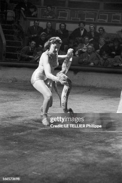 Gala Of The Union Of Artists 1953. A Paris, au Cirque d'Hiver, lors du Gala de l'Union des Artistes, une femme non-identifiée, en pagne et...