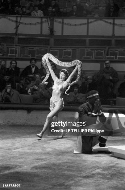 Gala Of The Union Of Artists 1953. A Paris, au Cirque d'Hiver, lors du Gala de l'Union des Artistes, une femme non-identifiée, en pagne et...