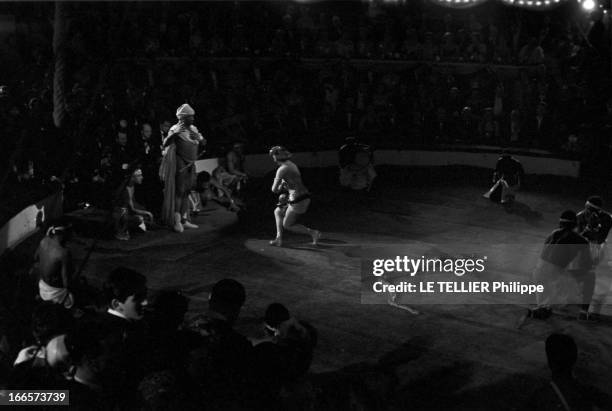 Gala Of The Union Of Artists 1953. A Paris, au Cirque d'Hiver, lors du Gala de l'Union des Artistes, une femme non-identifiée, en pagne et...