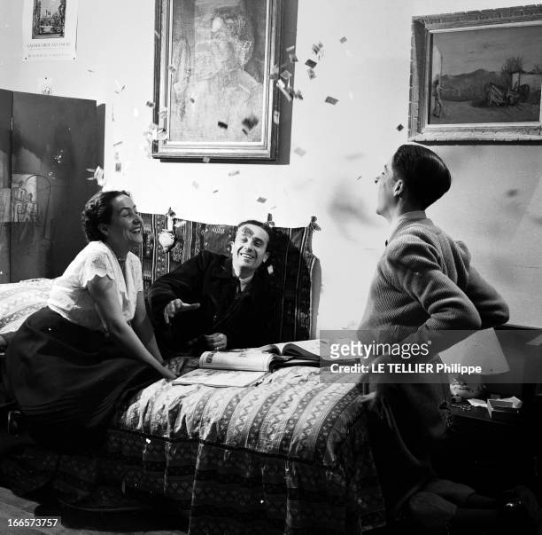 Close-Up Of Jean Carzou. Paris- Période 1955- Dans son appartement, Jean CARZOU, peintre, graveur et décorateur français d'origine arménienne,...