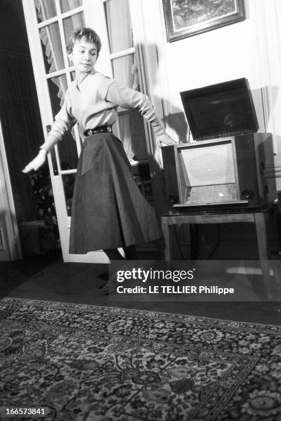 Evelyne Ker And Marianne Lecene. Paris- période 1954, 1955- Chez elle, Evelyne KER, actrice française, en attitude, en jupe longue, bras en...