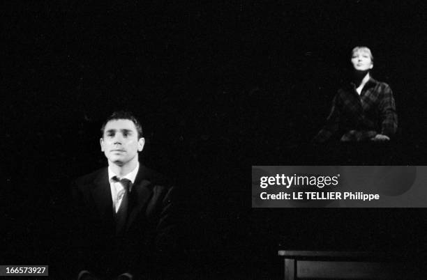 Marina Vlady And Robert Hossein In The Theater Play 'Vous Qui Nous Jugez'. Paris-16 Mars 1957- Au Théâtre de l'oeuvre, lors de la représentation de...