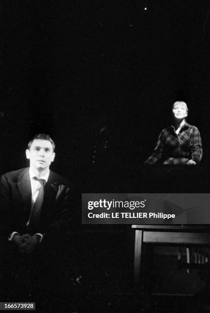 Marina Vlady And Robert Hossein In The Theater Play 'Vous Qui Nous Jugez'. Paris-16 Mars 1957- Au Théâtre de l'oeuvre, lors de la représentation de...