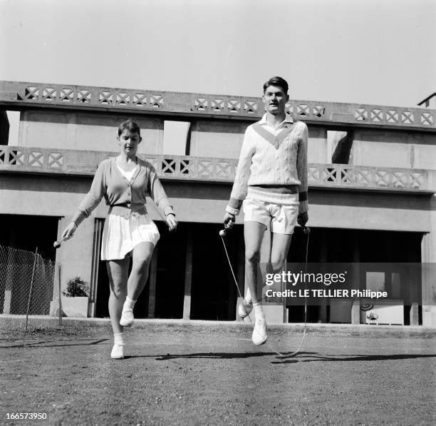 Tennis Roland Garros. France, mai 1956, des joueurs de tennis s'affrontent sur la terre battue de Roland GARROS lors du tournoi. Portrait de deux...