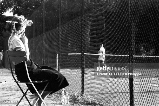 Tennis Roland Garros. France, mai 1956, des joueurs de tennis s'affrontent sur la terre battue de Roland GARROS lors du tournoi. Une jeune femme,...