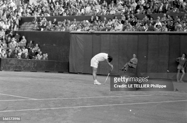 Tennis Roland Garros. France, mai 1956, des joueurs de tennis s'affrontent sur la terre battue de Roland GARROS lors du tournoi. Portrait du suédois...