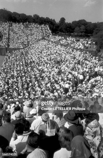 Tennis Roland Garros. France, mai 1956, des joueurs de tennis s'affrontent sur la terre battue de Roland GARROS lors du tournoi. Les gradins sont...