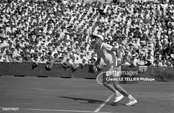 Tennis Roland Garros. France, mai 1956, des joueurs de tennis s'affrontent sur la terre battue de Roland GARROS lors du tournoi. Un joueur, coiffé...