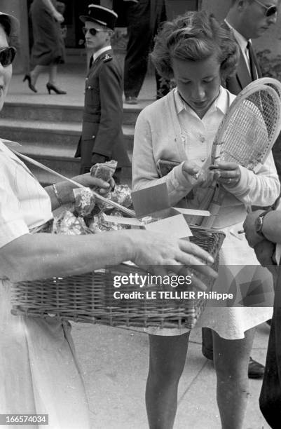 Tennis Roland Garros. France, mai 1956, des joueurs de tennis s'affrontent sur la terre battue de Roland GARROS lors du tournoi. Une jeune joueuse de...