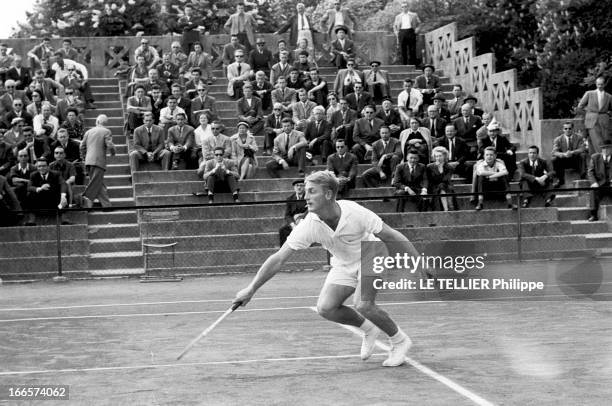 Tennis Roland Garros. France, mai 1956, des joueurs de tennis s'affrontent sur la terre battue de Roland GARROS lors du tournoi. Portrait de...