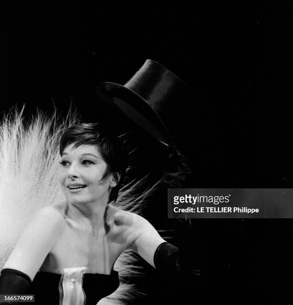 Portrait Of Zizi Jeanmaire. Octobre 1960. La danseuse-chanteuse Zizi JEANMAIRE en costume de scène : gants noirs, bustier noir, chapeau haut de forme...