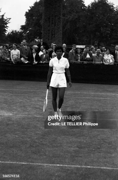 Wimbledon Tennis Tournament 1955. Londres - juin 1955 - A l'occasion du tournoi de Wimbledon, la joueuse Althea GIBSON marchant sur un court de...