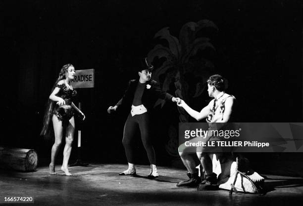 Theater 'La Plume De Ma Tante' By Robert Dhery. Paris- 10 Novembre 1955- Au théâtre des Variétés, boulevard Montmartre, lors de la représentation de...