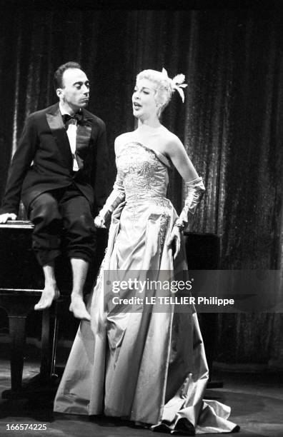 Theater 'La Plume De Ma Tante' By Robert Dhery. Paris- 10 Novembre 1955- Au théâtre des Variétés, boulevard Montmartre, lors de la représentation de...