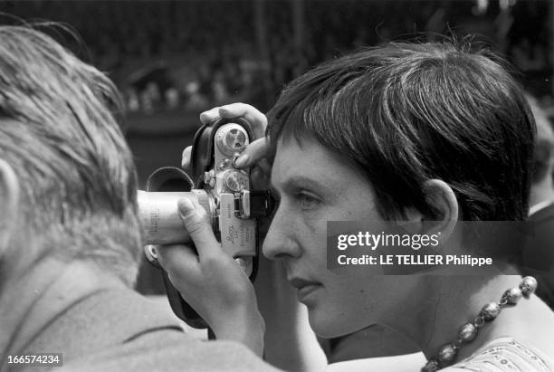 Wimbledon Tennis Tournament 1955. Londres - juin 1955 - A l'occasion du tournoi de tennis de Wimbledon, portrait d'une femme non identifiée aux...