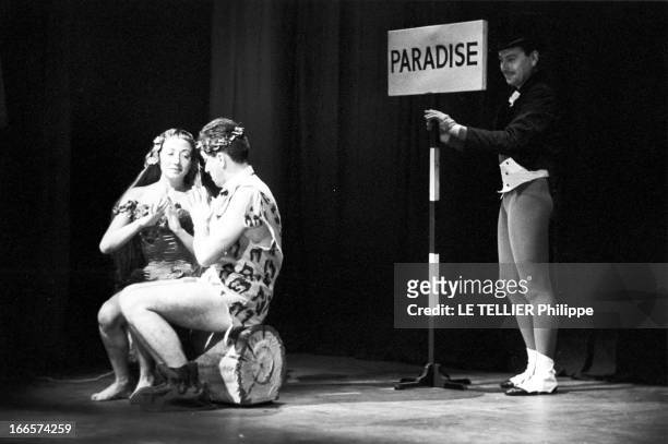 Theater 'La Plume De Ma Tante' By Robert Dhery. Paris- 10 Novembre 1955- Au théâtre des Variétés, boulevard Montmartre, lors de la représentation de...