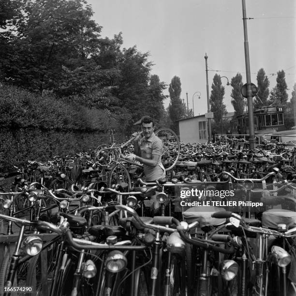 Tour De France 1954. Au Pays-Bas, à Amsterdam, en juillet 1954, lors des premières étapes du 41ème Tour de France, portrait du coureur cycliste...
