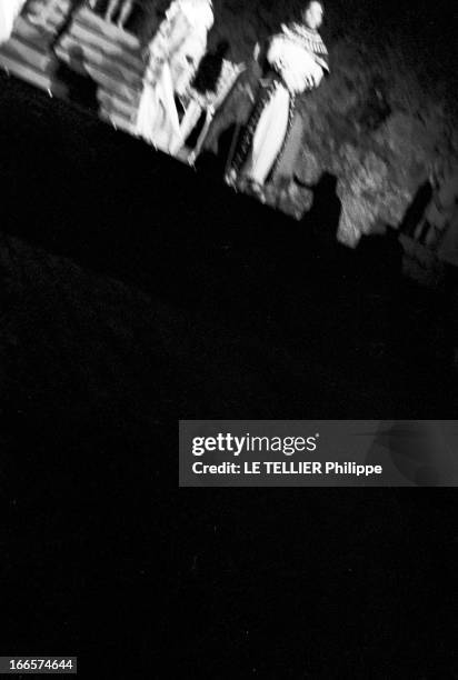 The Theater Play 'Cesar Et Cleopatre' By George Bernard Shaw. Saint-Malo - juillet 1956 - Sur la scène d'un théâtre, lors d'une représentation de la...