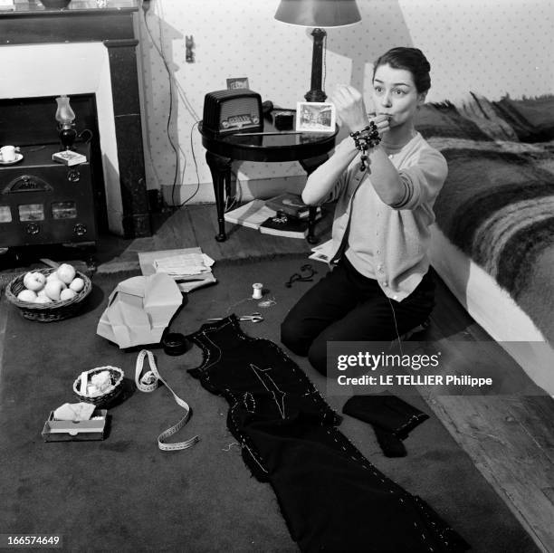 Rendezvous With Emmanuelle Riva. Paris- 25 Février 1956- Chez elle, Emmanuelle RIVA, actrice française, assise sur ses genoux près d'un lit, faisant...